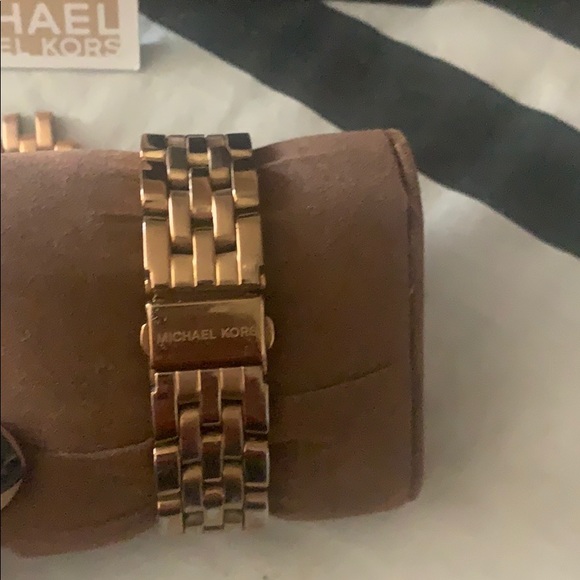 Michael Kors rose gold watch - Picture 3 of 6